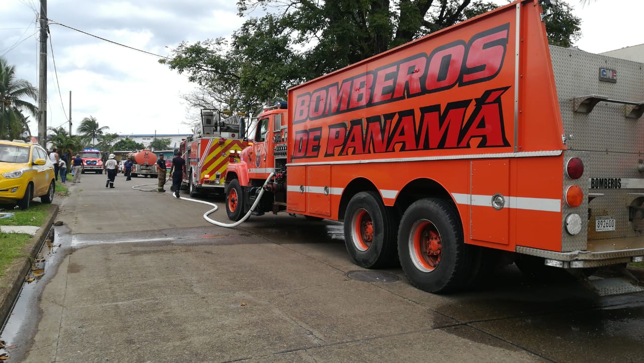 La Oficina de Seguridad de los Bomberos investiga el origen del siniestro. Foto: Diómedes Sánchez S. 