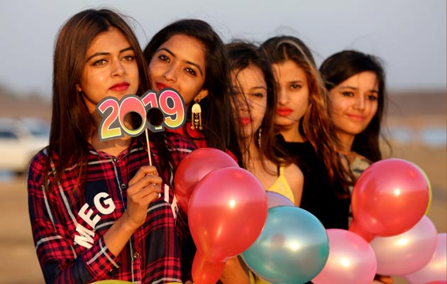 En la India un grupo de jóvenes celebran la llegada del 2019. FOTO/AP