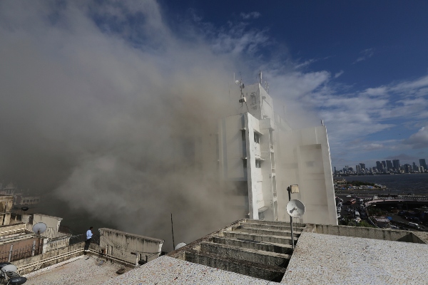 En febrero, 17 personas murieron a causa de un incendio en un hotel de seis pisos en Nueva Delhi que comenzó en una cocina no autorizada en la azotea. FOTO/AP