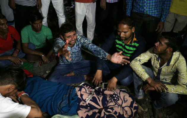 Parientes de las víctimas lloran junto a sus cuerpos tras el accidente de tren en Amritsar (India). EFE