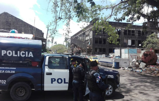 Policías en los predios donde falleció el indigente. Foto: D. Sánchez S. 