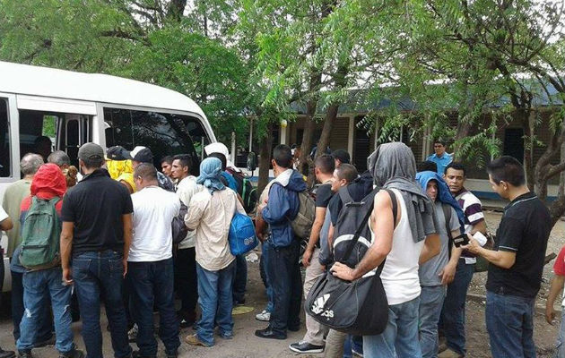 25 nicaragüenses querían entrar como peregrinos, pero fueron detenidos en Paso Canoas. Foto: Panamá América.