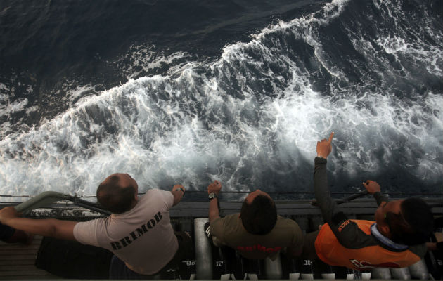 Los rescatistas exploran el horizonte durante una operación de búsqueda de las víctimas del accidente aéreo de Lion Air en Indonesia. AP