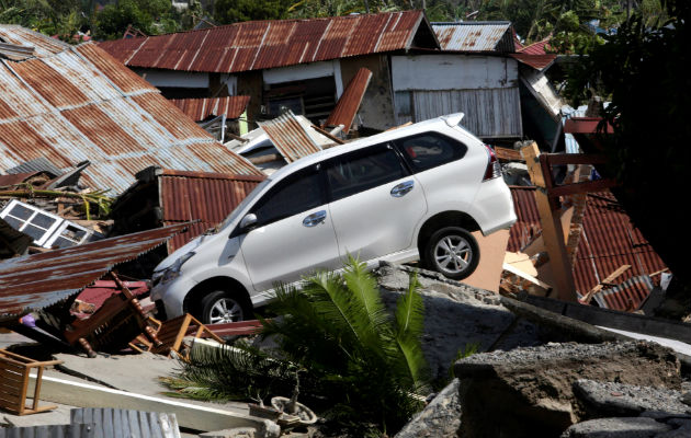 Un coche es visto sobre las ruinas de una casa tras el terremoto y posterior tsunami en Indonesia. EFE