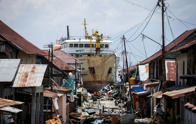 Más destrozos tras el terremoto y posterior tsunami en Indonesia. EFE 