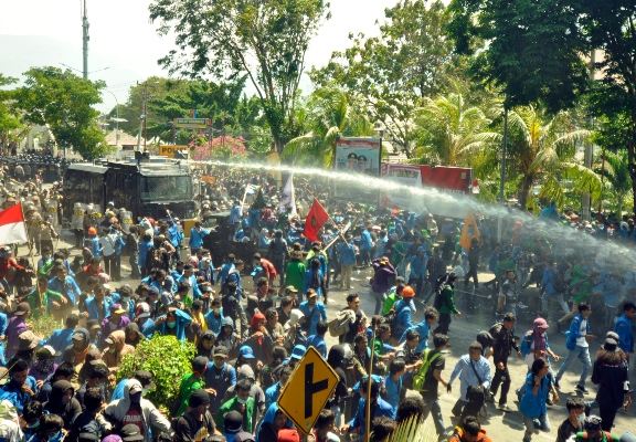 Un camión de cañones de agua de la policía roció agua para dispersar a los manifestantes estudiantiles durante una manifestación en Palu, Sulawesi Central, Indonesia. FOTO/AP