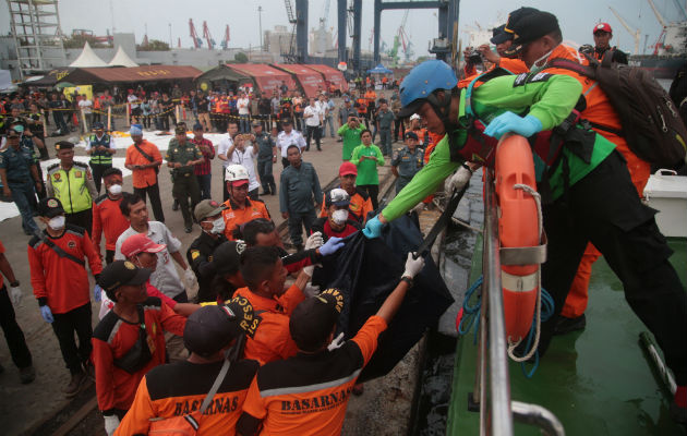 Miembros de los servicios de rescate recuperan restos del avión accidentado. EFE