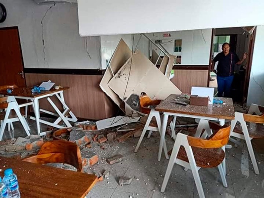 Una mujer inspecciona los daños después de un terremoto en Ambon, provincia de Maluku, Indonesia. FOTO/AP