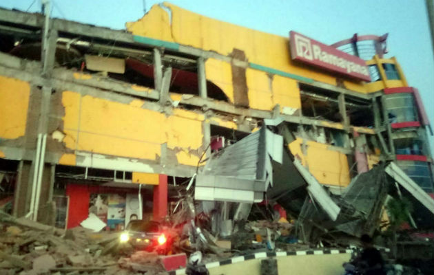 Un edificio derrumbado tras el terremoto de magnitud 7,5 que sacudió lndonesia. EFE