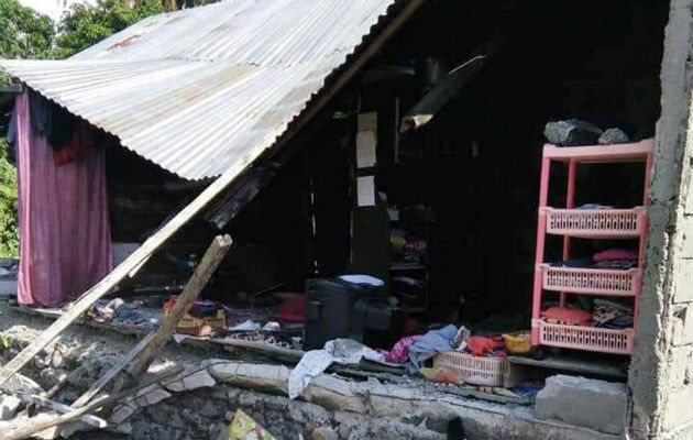  Vista de los escombros de una casa tras el sismo de magnitud 7,5 en Indonesia. EFE