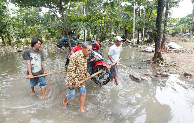 Vecinos recogen escombros en una de las áreas devastadas por el tsunami en Sunda Strait en Carita, Banten, Indonesia. EFE