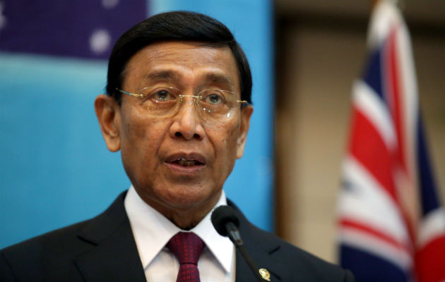 Wiranto, de 72 años y que como muchos indonesios utiliza un solo nombre, y el agente fueron llevados al hospital público del distrito de Pandeglang, en la provincia de Banten, indicó a Efe el portavoz de la Policía Nacional, Dedi Prasetyo.