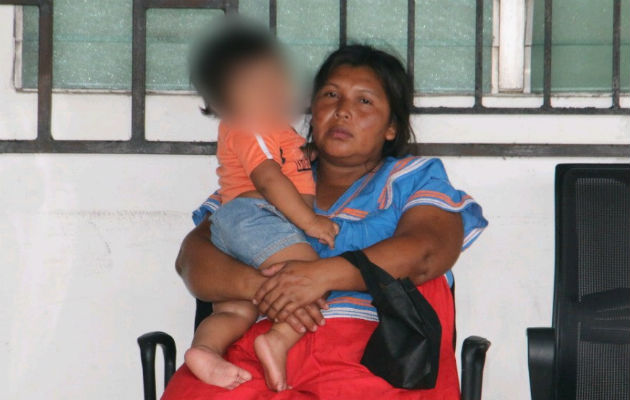 Abuela y nieto en la agencia del Ministerio Público en Bugaba. Foto: Mayra Madrid. 