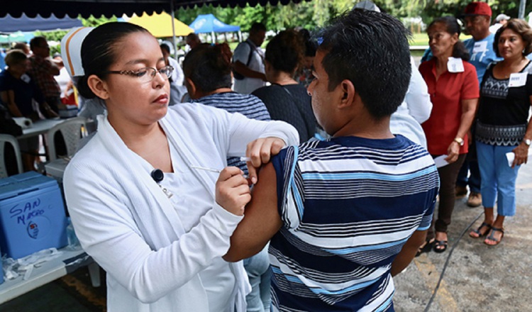 La vacuna contra la influenza debe colocarse todos los años.