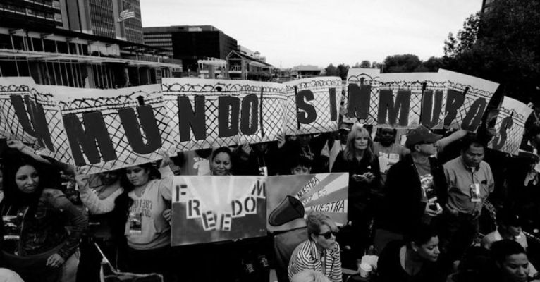 Manifestantes rechazan la construcción de un muro, en la frontera de México con Estados Unidos, para frenar la  inmigración irregular. México es uno de los países que ha sido blanco de los insultos del presidente Donald Trump. Foto: Archivo.