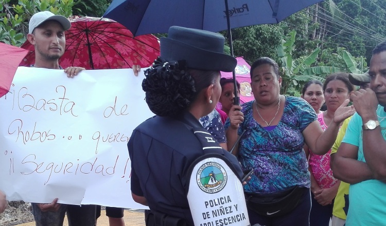 Padres de familia del centro de Educación Básica General Vista Bella, en Arraiján, exigen mayor vigilancia y un celador. /Foto Eric Montenegro 