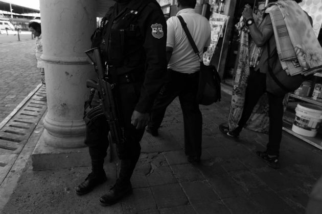 Un miembro de la fuerza policial en acciones de vigilancia. Los ciudadanos se sienten inseguros ante el accionar de los delincuentes. Foto EFE.