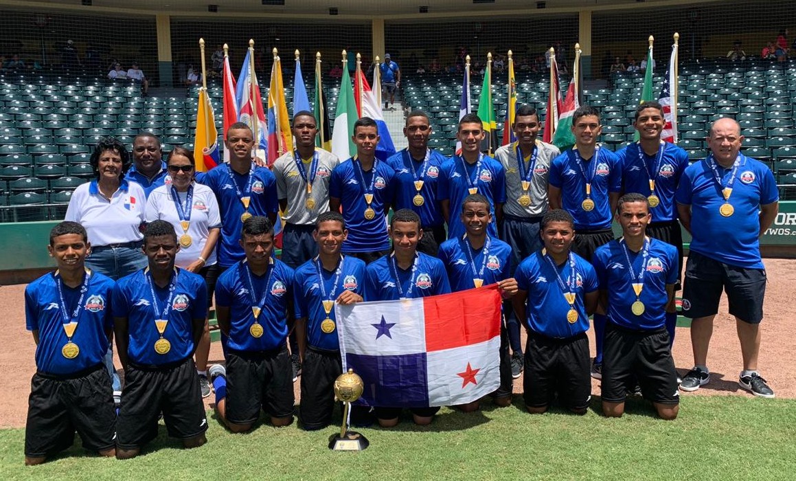 El Instituto Comercial Panamá posa con la Copa Disney. 