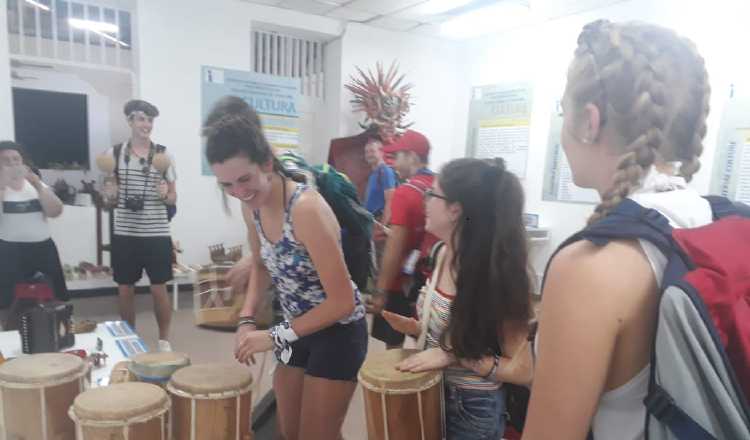  Los peregrinos tuvieron la oportunidad de observar e interactuar con la caja, el tambor, la churuca, que son instrumentos de la música típica panameña y del traje nacional.