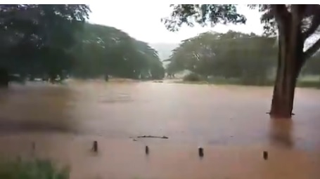 Debido a las fuertes lluvias se desbordó la quebrada del Río Tonosí. Foto/Sinaproc