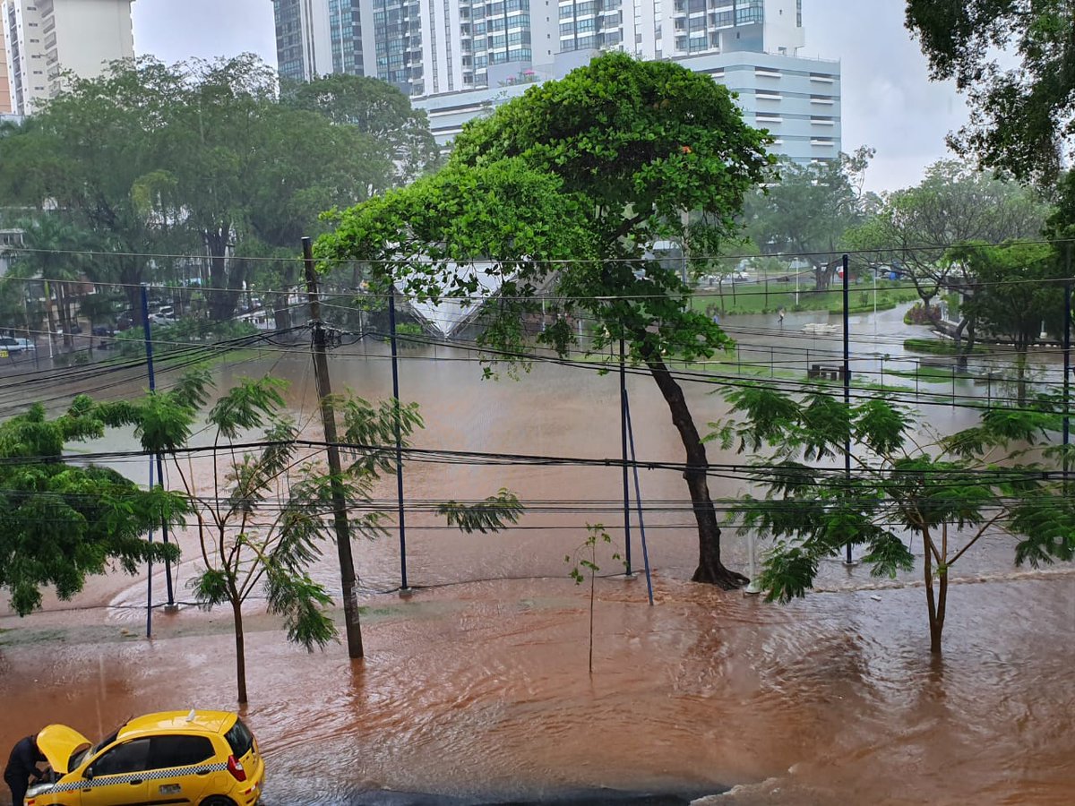 Gran parte de la capital queda inundada; Sinaproc emite aviso de tormentas. Fotos: Redes sociales.