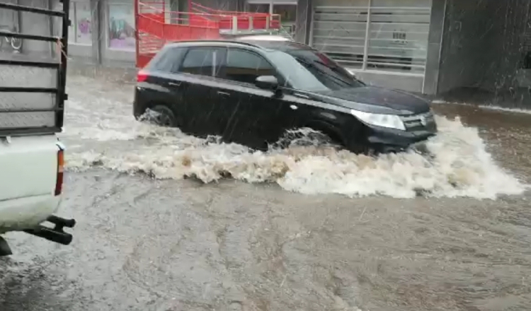 Comercios de David se han visto afectados por desborde de agua.  