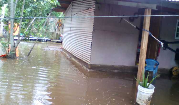 Las inundaciones además del daño al acueducto afectaron varias casas.