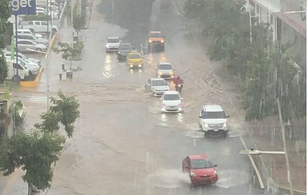 Vía España se inundó ante fuerte lluvia. 