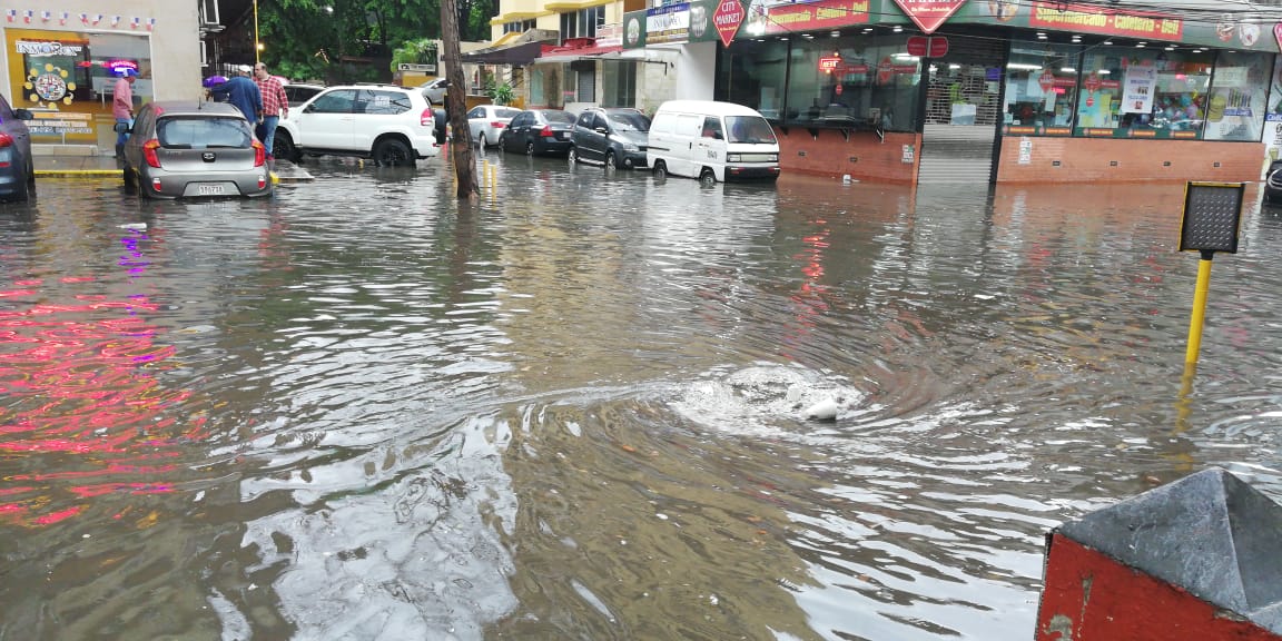 Gran parte de la capital queda inundada; Sinaproc emite aviso de tormentas. Fotos: Redes sociales.