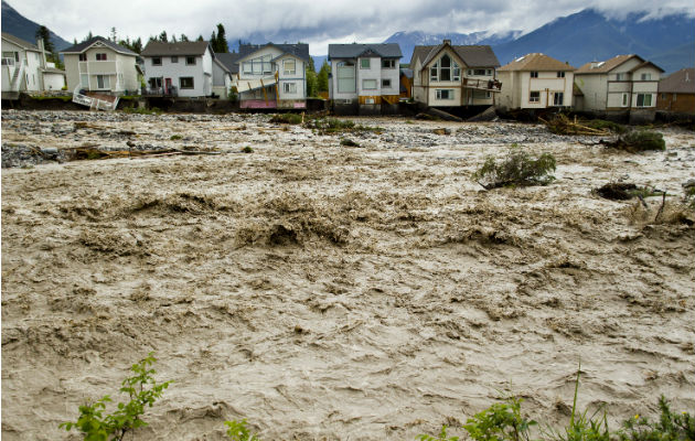 Tras inundaciones récord en Alberta en el 2013, empezó Canadá a pagar a dueños por mudarse. Foto/ John Gibson/Getty Images.