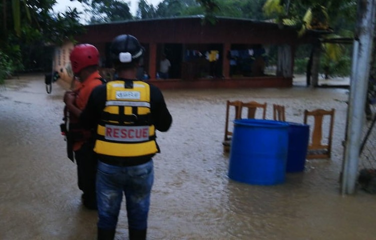 Las viviendas en Reparto Bayano quedaron nuevamente inundadas por el desbordamiento de una quebrada. 