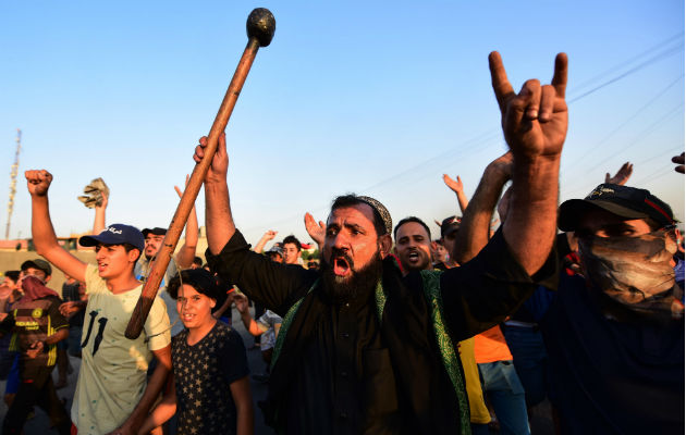 Manifestantes iraquíes queman llantas durante las protestas en Bagdad. Foto: EFE.