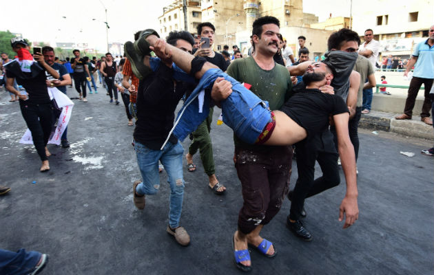 Durante el tiroteo, los manifestantes incendiaron llantas para hacer retroceder a los soldados. Foto: EFE.