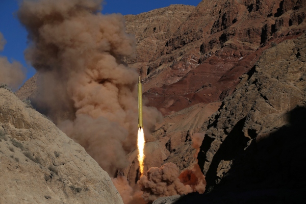 La poderosa Guardia Revolucionaria de Irán dispara un misil balístico de largo alcance de largo alcance Qadr H durante una maniobra en un lugar no revelado en Irán. FOTO/AP