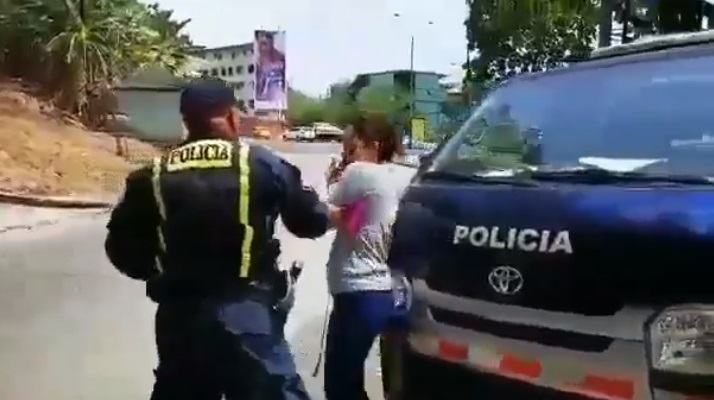 La unidad policial fue agredido cuando intentó remover a la dama. 