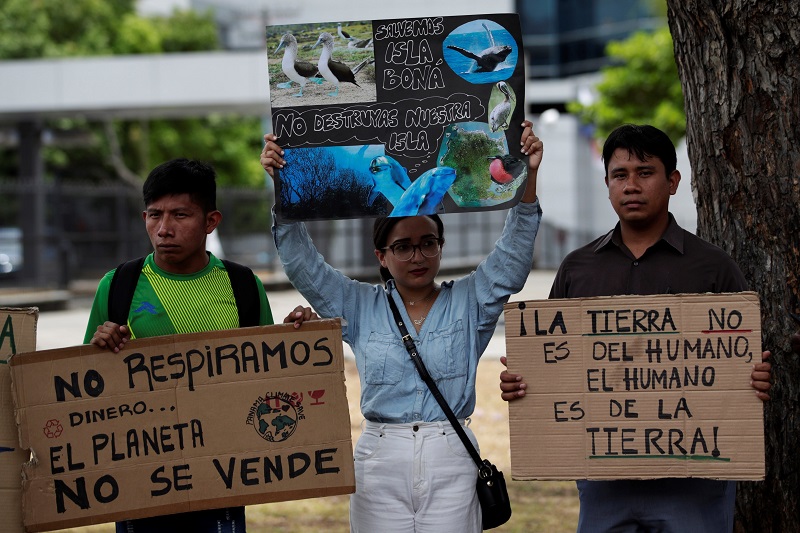 Grupos ambientalistas protestan en contra de la construcción de una terminal petrolera en Isla Boná. Foto EFE