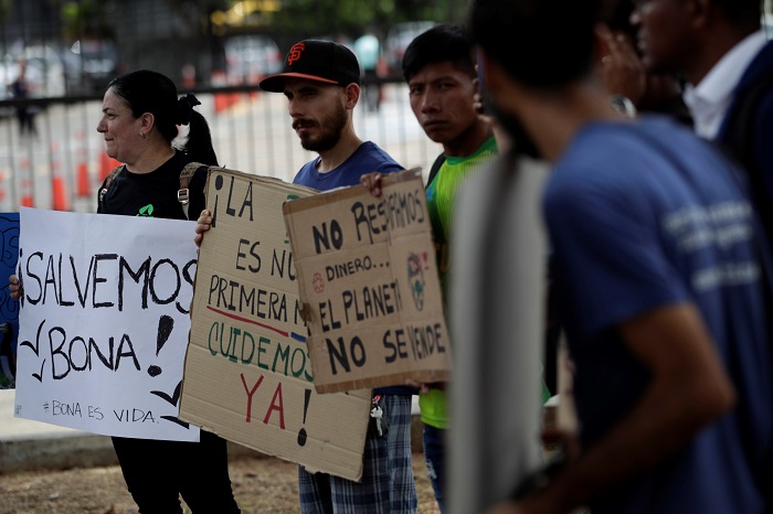 Los ambientalistas realizaron una protesta el pasado 5 de abril en el Ministerio de Ambiente, en rechazo a la construcción de una petroterminal en Isla Boná. Foto EFE