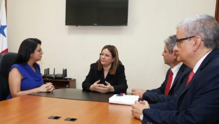 Los médicos panameños becados se reunieron con la ministra Rosario Turner y con el Embajador de Israel en Panamá, Reda Mansour.  