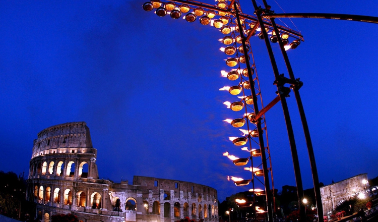 Vista del Coliseo romano frente a una cruz iluminada, en Roma durante el Viernes Santo. EFE