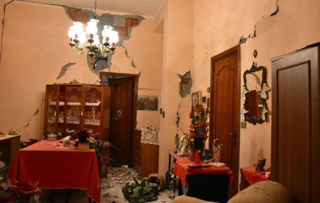 Vista del interior de una vivienda tras el sismo en la localidad siciliana de Fleri en la provincia de Catania (Italia). EFE