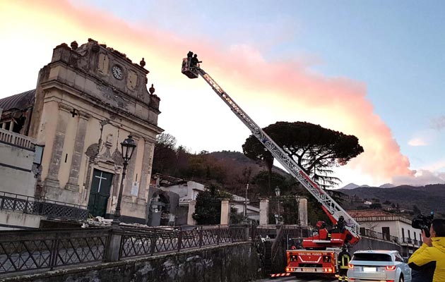 Varios bomberos aseguran la fachada de una iglesia tras un terremoto en Fleri, Catania (Italia). FOTO/EFE