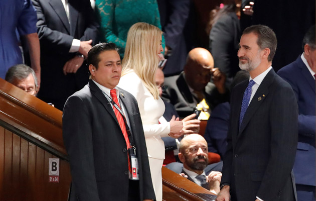 Ivanka Trump conversa con el rey Felipe VI de España, minutos antes de la toma de posesión de López Obrador. FOTO/EFE