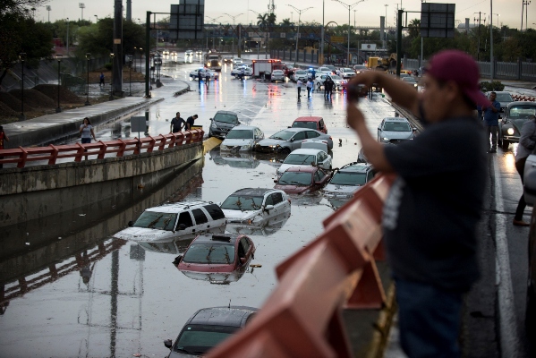 Varios vehículos permanecen bajo el agua después de las fuertes lluvias en el municipio de San Nicolás de los Garza, zona metropolitana de Monterrey, en el estado de Nuevo Léon (México), debido al paso de la tormenta tropical Ivo. FOTO/EFE