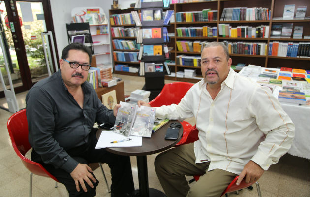 Andres Villa  con el profesor Jaime Kam de la USMA , miembro de la Academia Panameña de Historia. Foto: Cortesía