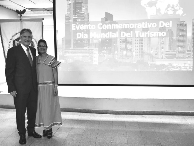 Jaime Figueroa, el conferencista, y la profesora Rosa Mora, una apasionada del turismo. Foto: Cortesía del autor.