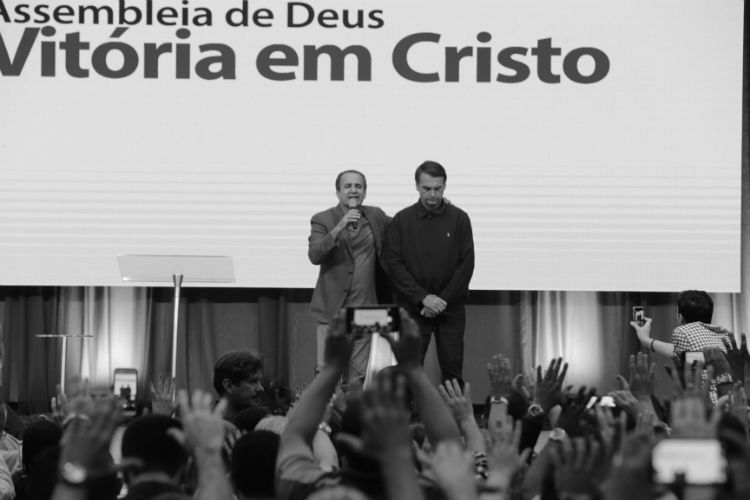 El ultraderechista Jair Bolsonaro, presidente electo de Brasil, con el pastor evangélico Silas Malafaia, en un culto evangélico en Río de Janeiro, dos días después de las elecciones, el martes 30 de octubre. Foto: EFE