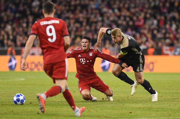 James Rodriguez (c) del Bayern de Múnich reacciona ante Matthijs de Ligt (d) del Ajax en un partido de la Champions. Foto EFE