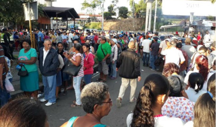 Quienes hicieron las filas no estaban felices con la organización. /Foto Víctor Arosemena.