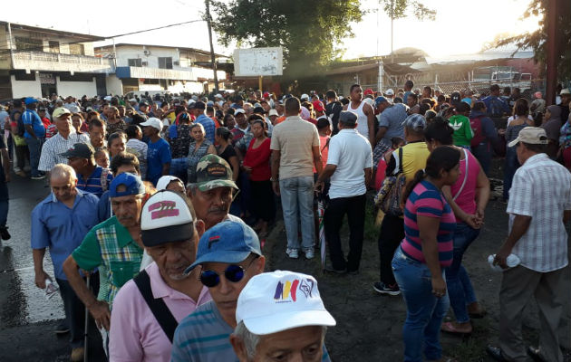 Los consumidores se quejan de la mala organización de la feria. Foto/Roberto Barrios