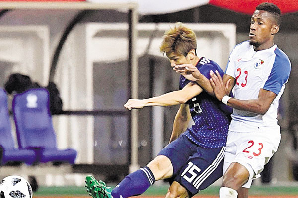 6.  Amir Murillo marca al japonés Yuya Osako en un amistoso. /Foto AP